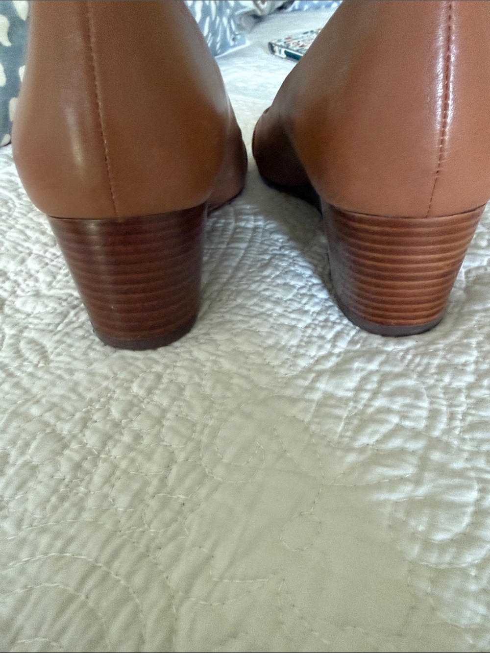 Tory Burch Tan Leather Open-Toe Heels with Gold Logo - Picture 3 of 5
